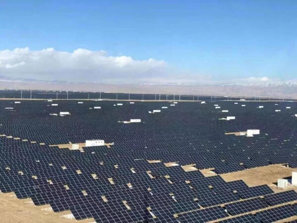 중국 최대 규모인 타라탄(塔拉滩) 태양광 발전소/사진=웨이보